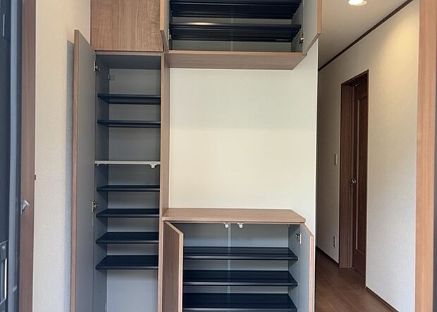 【玄関収納】玄関収納は、靴や傘、コートなどをスッキリと収納できるだけでなく、来客時に見せる顔となるため、家の顔とも言えます。収納量だけでなく、デザイン性も重視したいところです。ミラー付きの収納であれば、外出前の身だしなみチェックにも便利です。