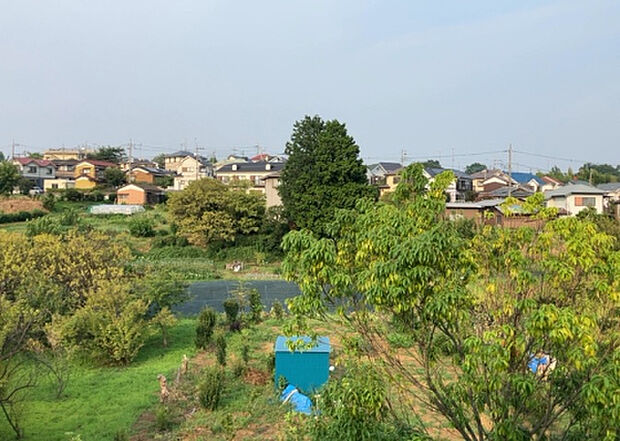 【物件からの展望】眺望を気にして物件を探す場合、前面に建物が建っていないか現地で確認しましょう！前面に建物があると景色はもちろん、日当たりや風通しにも影響が出てきます。住んだ時のことを想像しながら現地見学をしましょう。