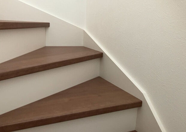 【内装】建物の上下階の通路である階段は、その位置によって動線や室内の印象が大きく左右されます。手摺にも重要な役割があり、転倒の防止・歩行や動作を円滑にして日常生活を支えることを主な目的として設置されています。