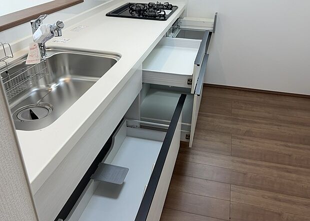 【キッチン床下収納】キッチン床下収納は、調理器具や食器などをスッキリと収納できる便利なスペースです。収納量が多いもの、引き出しがスムーズに開閉するものなど、使い勝手の良いものを選ぶことが大切です。また、湿気がこもりやすい場所なので、通気性の良いものを選ぶこともおすすめです。