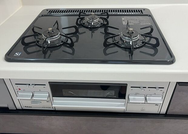 【キッチンコンロ】キッチンコンロは、料理の質を大きく左右する重要な設備です。火力調整のしやすさ、グリル機能の有無、安全装置の充実度など、選ぶポイントがたくさんあります。特に、IHクッキングヒーターは、お手入れのしやすさや安全性が高く、近年人気が高まっています。