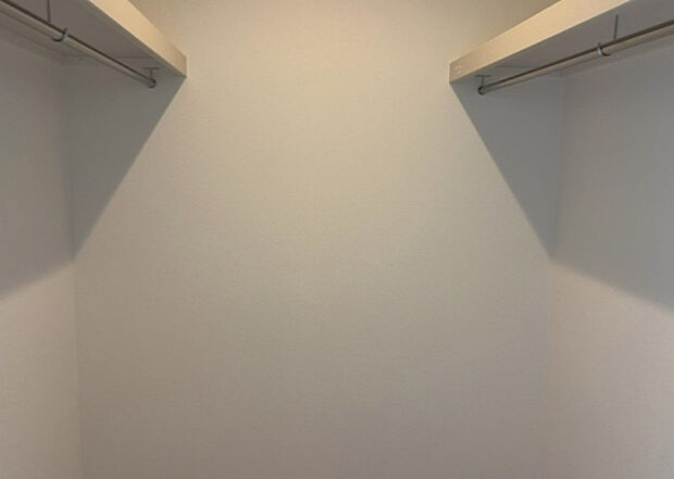 【ウォークインクローゼット】ウォークインクローゼットがあれば、クローゼット内でコーディネートが完成できますし、季節の変わり目に行う衣替えの手間も省けます。また、スーツケースなど大きいものもしまうことができ使い勝手がよいです。