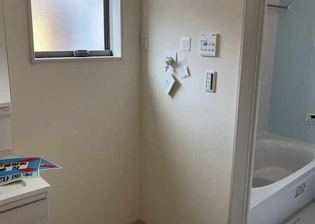 【ランドリースペース】ランドリースペースも気になります。洗濯機置場があり「洗う、干す、取り込む、アイロンがけ、たたむ」など、洗濯に関する家事をするための空間です。広さや収納など付帯設備も含めて、詳細は現地でご確認ください。