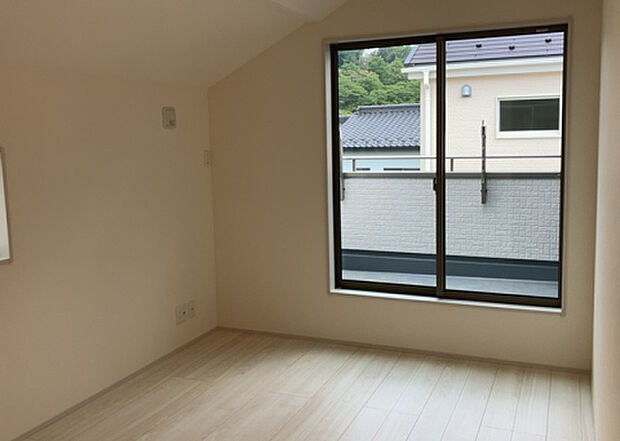 【洋室】洋室のメリットは重い家具が置きやすく、身の回りが整理しやすいことです。 床がフローリングのため畳とは異なり凹みにくいです。 クローゼットなど収納が豊富で、普段使わない旅行カバンや服の整頓も簡単にです。