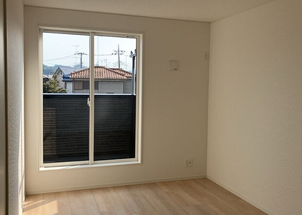 【洋室】洋室のメリットは重い家具が置きやすく、身の回りが整理しやすいことです。 床がフローリングのため畳とは異なり凹みにくいです。 クローゼットなど収納が豊富で、普段使わない旅行カバンや服の整頓も簡単にです。