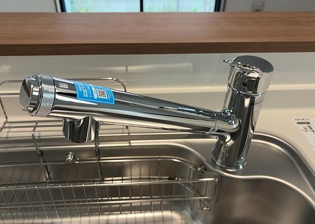 【キッチン水栓】キッチン水栓は、毎日必ず使うものだからこそ、使いやすさが重要です。シャワーヘッドの切り替えがスムーズか、吐水量が調節できるか、水しぶきが飛び散りにくい構造か、浄水機能が付いているかなど、日々の家事を快適にするための機能が数多くあります。また、デザインも多種多様なので、キッチン全体の雰囲気に合わせたものを選ぶことができます。