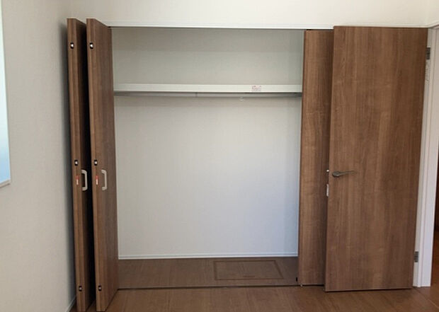 【ウォークインクローゼット】ウォークインクローゼットがあれば、クローゼット内でコーディネートが完成できますし、季節の変わり目に行う衣替えの手間も省けます。また、スーツケースなど大きいものもしまうことができ使い勝手がよいです。