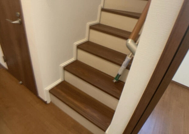 【内装】建物の上下階の通路である階段は、その位置によって動線や室内の印象が大きく左右されます。手摺にも重要な役割があり、転倒の防止・歩行や動作を円滑にして日常生活を支えることを主な目的として設置されています。