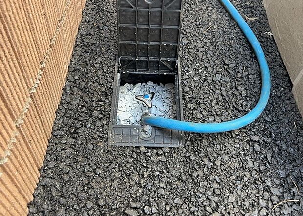 【外水栓】外水栓は、庭の水やりや洗車など、様々な用途に使える便利な設備です。ホースがしっかりと接続できるもの、水圧が安定しているものなど、使い勝手の良いものを選びましょう。また、凍結防止機能が付いているものなら、冬場でも安心して使用できます。