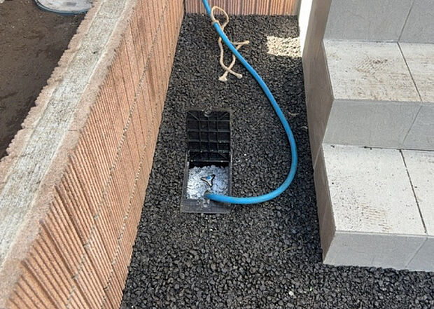 【その他設備】敷地内には、散水栓や立水栓があります。水道水を直接利用できるため、水を運ぶ手間を省くことが出来ます。大量の水を必要とする洗車作業や清掃などに役立ちます。その他設備とあわせて、現地でご確認ください。