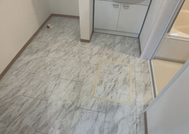 【脱衣場】多くの戸建て住宅で見かける洗面脱衣所は、洗面台と洗濯機が2畳ほどのスペースに並べられていて、洗面所が脱衣所を兼ね備えている間取りが一般的です。お客様が利用することもある、パブリックな空間でもあります。