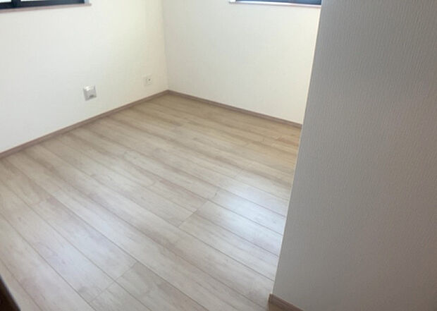 【洋室】洋室のメリットは重い家具が置きやすく、身の回りが整理しやすいことです。 床がフローリングのため畳とは異なり凹みにくいです。 クローゼットなど収納が豊富で、普段使わない旅行カバンや服の整頓も簡単にです。