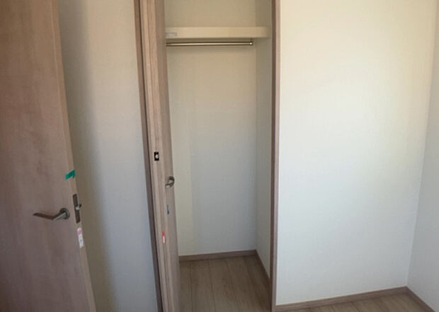 【ウォークインクローゼット】ウォークインクローゼットがあれば、クローゼット内でコーディネートが完成できますし、季節の変わり目に行う衣替えの手間も省けます。また、スーツケースなど大きいものもしまうことができ使い勝手がよいです。