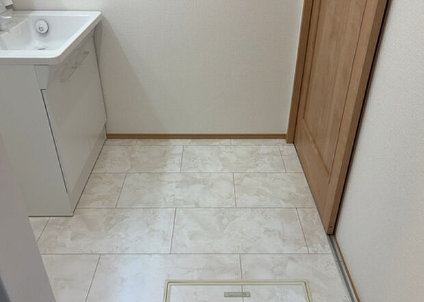 【脱衣場】多くの戸建て住宅で見かける洗面脱衣所は、洗面台と洗濯機が2畳ほどのスペースに並べられていて、洗面所が脱衣所を兼ね備えている間取りが一般的です。お客様が利用することもある、パブリックな空間でもあります。