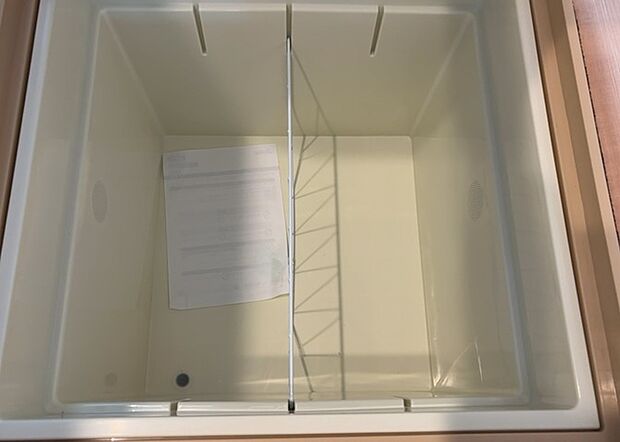 【キッチン床下収納】キッチン床下収納は、調理器具や食器などをスッキリと収納できる便利なスペースです。収納量が多いもの、引き出しがスムーズに開閉するものなど、使い勝手の良いものを選ぶことが大切です。また、湿気がこもりやすい場所なので、通気性の良いものを選ぶこともおすすめです。