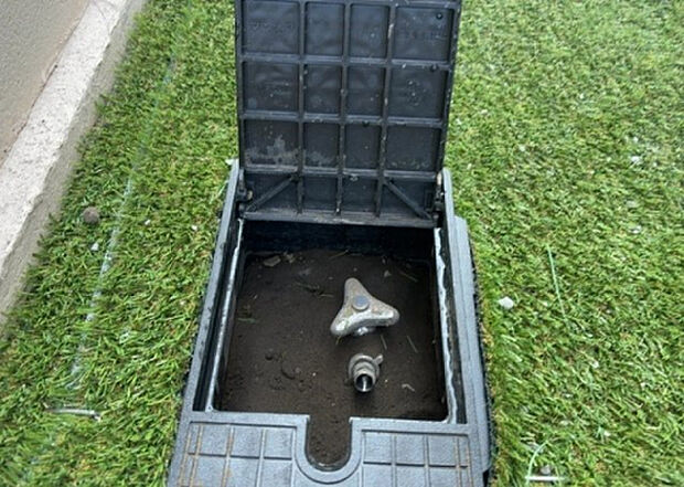 【その他設備】敷地内には、散水栓や立水栓があります。水道水を直接利用できるため、水を運ぶ手間を省くことが出来ます。大量の水を必要とする洗車作業や清掃などに役立ちます。その他設備とあわせて、現地でご確認ください。