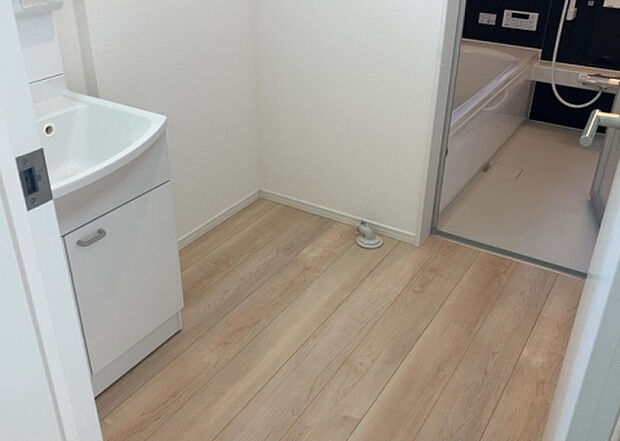 【脱衣場】多くの戸建て住宅で見かける洗面脱衣所は、洗面台と洗濯機が2畳ほどのスペースに並べられていて、洗面所が脱衣所を兼ね備えている間取りが一般的です。お客様が利用することもある、パブリックな空間でもあります。