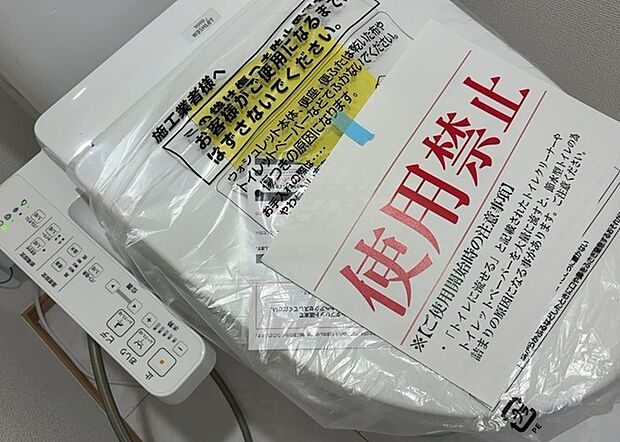 【ウォシュレット(リモコン)】ウォシュレットは、衛生面だけでなく、快適性も向上させる便利な設備です。洗浄機能の種類や水温調節機能など、様々な機能が付いたものが多くあります。リモコンも、操作が簡単で、使いやすいものを選びましょう。