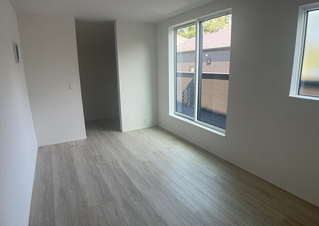 【洋室】洋室のメリットは重い家具が置きやすく、身の回りが整理しやすいことです。 床がフローリングのため畳とは異なり凹みにくいです。 クローゼットなど収納が豊富で、普段使わない旅行カバンや服の整頓も簡単にです。