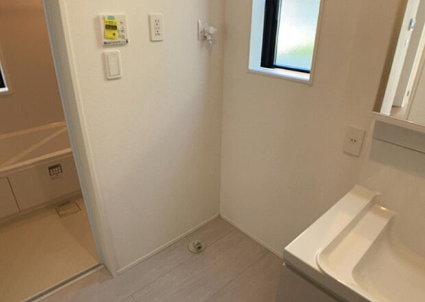 【ランドリースペース】ランドリースペースも気になります。洗濯機置場があり「洗う、干す、取り込む、アイロンがけ、たたむ」など、洗濯に関する家事をするための空間です。広さや収納など付帯設備も含めて、詳細は現地でご確認ください。