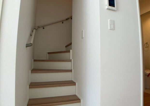 【内装】建物の上下階の通路である階段は、その位置によって動線や室内の印象が大きく左右されます。手摺にも重要な役割があり、転倒の防止・歩行や動作を円滑にして日常生活を支えることを主な目的として設置されています。