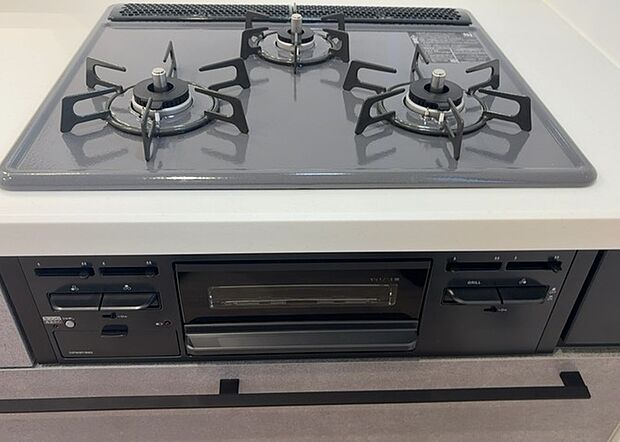 【キッチンコンロ】キッチンコンロは、料理の質を大きく左右する重要な設備です。火力調整のしやすさ、グリル機能の有無、安全装置の充実度など、選ぶポイントがたくさんあります。特に、IHクッキングヒーターは、お手入れのしやすさや安全性が高く、近年人気が高まっています。