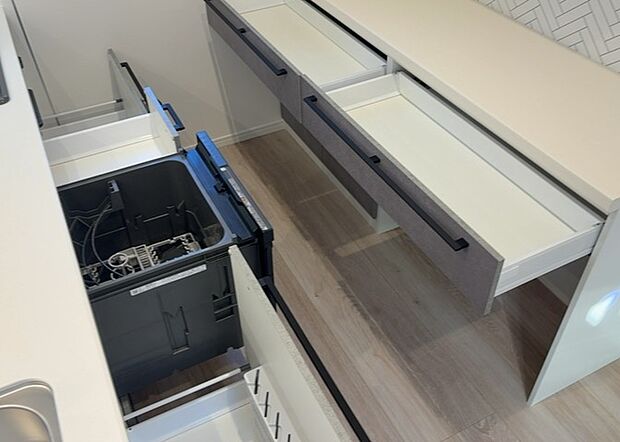 【キッチン床下収納】キッチン床下収納は、調理器具や食器などをスッキリと収納できる便利なスペースです。収納量が多いもの、引き出しがスムーズに開閉するものなど、使い勝手の良いものを選ぶことが大切です。また、湿気がこもりやすい場所なので、通気性の良いものを選ぶこともおすすめです。