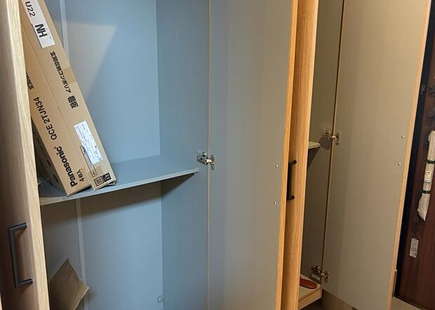 【玄関収納】玄関収納は、靴や傘、コートなどをスッキリと収納できるだけでなく、来客時に見せる顔となるため、家の顔とも言えます。収納量だけでなく、デザイン性も重視したいところです。ミラー付きの収納であれば、外出前の身だしなみチェックにも便利です。