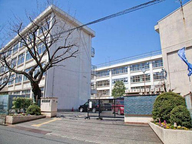 第一中学校（約1,142m）