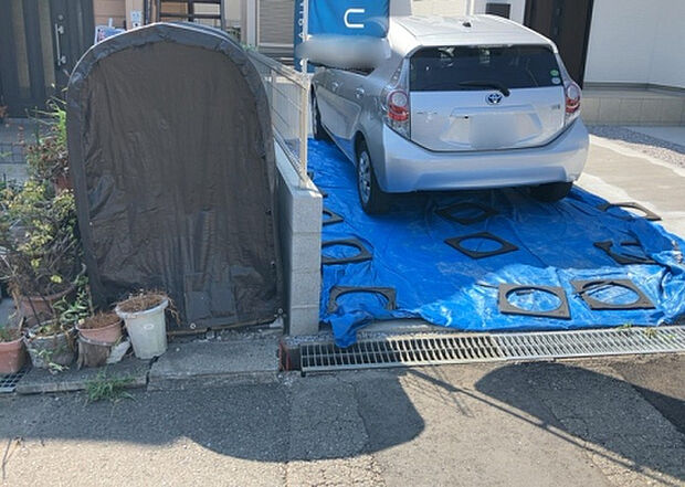 【前面道路含む現地写真_2】お持ちの車種によっては前面道路が広い方が便利でしょう。しかし、前面道路が広ければその分交通量が多くなるため、騒音などが気になる場合があります。実際に現地を見学し、周辺交通量や騒音などを確認しましょう！