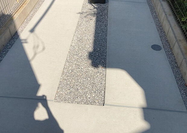 【駐車場】駐車場と明記されていても、最小スペースでつくられた駐車場だと大型車は駐車できなかったり、出入りしにくくなったりする可能性があります。お車のサイズと購入したい物件の駐車場のサイズを現地で確認しましょう。