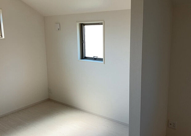 【洋室】洋室のメリットは重い家具が置きやすく、身の回りが整理しやすいことです。 床がフローリングのため畳とは異なり凹みにくいです。 クローゼットなど収納が豊富で、普段使わない旅行カバンや服の整頓も簡単にです。