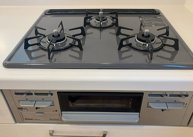 【キッチンコンロ】キッチンコンロは、料理の質を大きく左右する重要な設備です。火力調整のしやすさ、グリル機能の有無、安全装置の充実度など、選ぶポイントがたくさんあります。特に、IHクッキングヒーターは、お手入れのしやすさや安全性が高く、近年人気が高まっています。