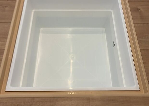 【キッチン床下収納】キッチン床下収納は、調理器具や食器などをスッキリと収納できる便利なスペースです。収納量が多いもの、引き出しがスムーズに開閉するものなど、使い勝手の良いものを選ぶことが大切です。また、湿気がこもりやすい場所なので、通気性の良いものを選ぶこともおすすめです。