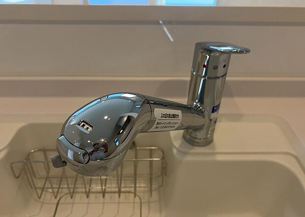 【キッチン水栓】キッチン水栓は、毎日必ず使うものだからこそ、使いやすさが重要です。シャワーヘッドの切り替えがスムーズか、吐水量が調節できるか、水しぶきが飛び散りにくい構造か、浄水機能が付いているかなど、日々の家事を快適にするための機能が数多くあります。また、デザインも多種多様なので、キッチン全体の雰囲気に合わせたものを選ぶことができます。