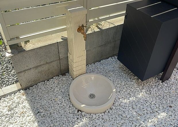 【外水栓】外水栓は、庭の水やりや洗車など、様々な用途に使える便利な設備です。ホースがしっかりと接続できるもの、水圧が安定しているものなど、使い勝手の良いものを選びましょう。また、凍結防止機能が付いているものなら、冬場でも安心して使用できます。