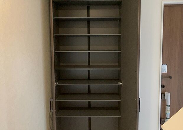 【玄関収納】玄関収納は、靴や傘、コートなどをスッキリと収納できるだけでなく、来客時に見せる顔となるため、家の顔とも言えます。収納量だけでなく、デザイン性も重視したいところです。ミラー付きの収納であれば、外出前の身だしなみチェックにも便利です。