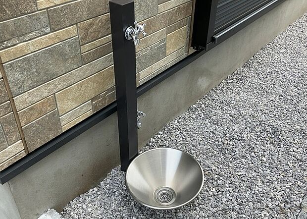 【外水栓】外水栓は、庭の水やりや洗車など、様々な用途に使える便利な設備です。ホースがしっかりと接続できるもの、水圧が安定しているものなど、使い勝手の良いものを選びましょう。また、凍結防止機能が付いているものなら、冬場でも安心して使用できます。