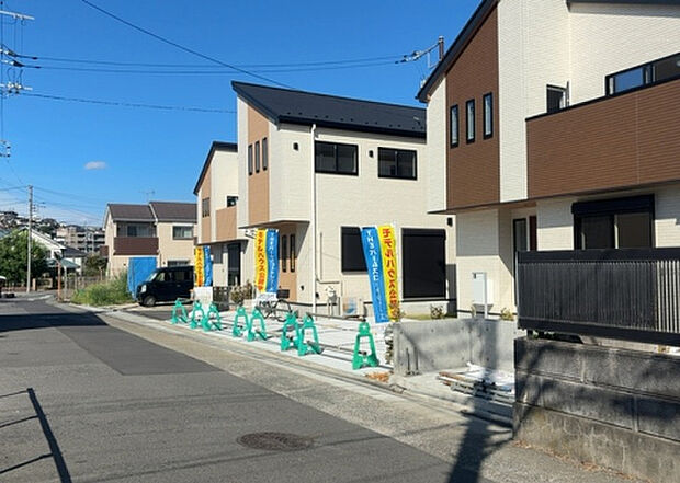 【前面道路含む現地写真_2】お持ちの車種によっては前面道路が広い方が便利でしょう。しかし、前面道路が広ければその分交通量が多くなるため、騒音などが気になる場合があります。実際に現地を見学し、周辺交通量や騒音などを確認しましょう!