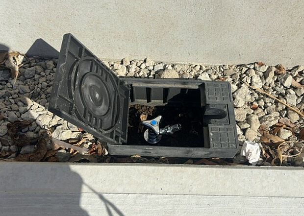 【その他設備】敷地内には、散水栓や立水栓があります。水道水を直接利用できるため、水を運ぶ手間を省くことが出来ます。大量の水を必要とする洗車作業や清掃などに役立ちます。その他設備とあわせて、現地でご確認ください。