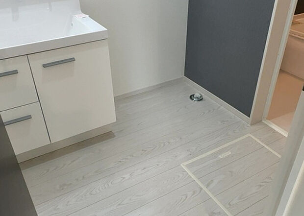 【脱衣場】多くの戸建て住宅で見かける洗面脱衣所は、洗面台と洗濯機が2畳ほどのスペースに並べられていて、洗面所が脱衣所を兼ね備えている間取りが一般的です。お客様が利用することもある、パブリックな空間でもあります。