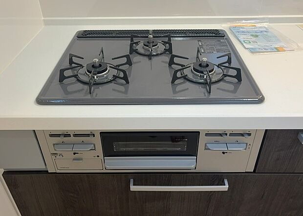 【キッチンコンロ】キッチンコンロは、料理の質を大きく左右する重要な設備です。火力調整のしやすさ、グリル機能の有無、安全装置の充実度など、選ぶポイントがたくさんあります。特に、IHクッキングヒーターは、お手入れのしやすさや安全性が高く、近年人気が高まっています。