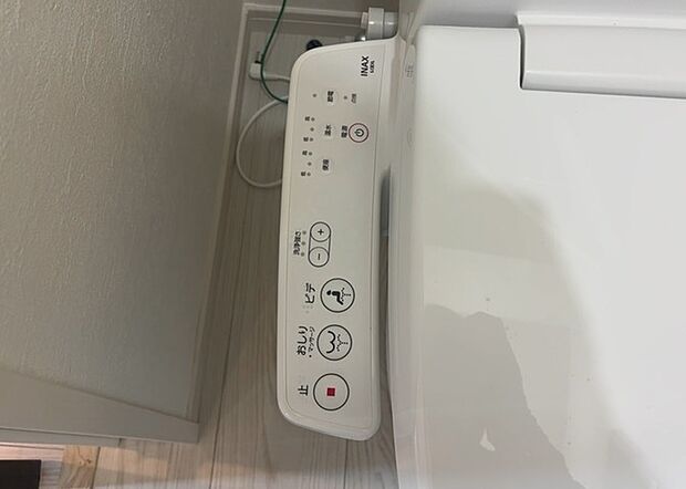 【ウォシュレット(リモコン)】ウォシュレットは、衛生面だけでなく、快適性も向上させる便利な設備です。洗浄機能の種類や水温調節機能など、様々な機能が付いたものが多くあります。リモコンも、操作が簡単で、使いやすいものを選びましょう。