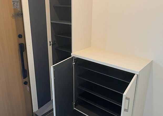 【玄関収納】玄関収納は、靴や傘、コートなどをスッキリと収納できるだけでなく、来客時に見せる顔となるため、家の顔とも言えます。収納量だけでなく、デザイン性も重視したいところです。ミラー付きの収納であれば、外出前の身だしなみチェックにも便利です。