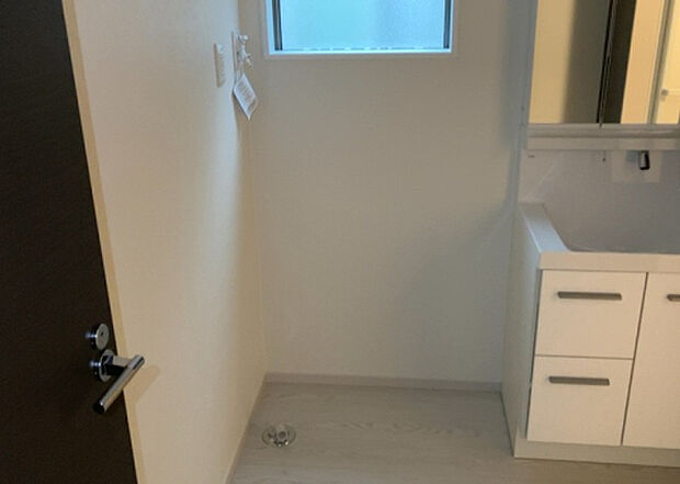 【ランドリースペース】ランドリースペースも気になります。洗濯機置場があり「洗う、干す、取り込む、アイロンがけ、たたむ」など、洗濯に関する家事をするための空間です。広さや収納など付帯設備も含めて、詳細は現地でご確認ください。