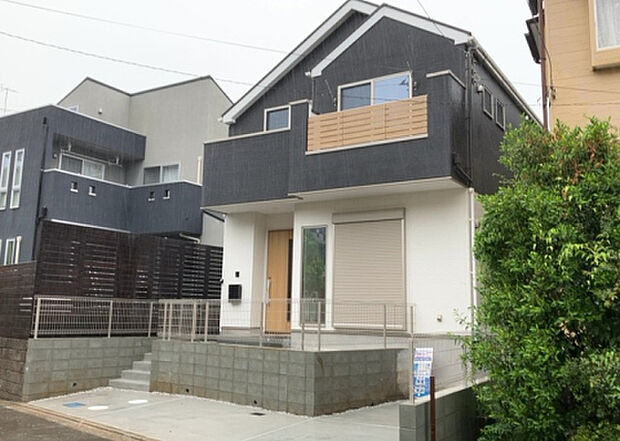 【前面道路含む現地写真_2】お持ちの車種によっては前面道路が広い方が便利でしょう。しかし、前面道路が広ければその分交通量が多くなるため、騒音などが気になる場合があります。実際に現地を見学し、周辺交通量や騒音などを確認しましょう！