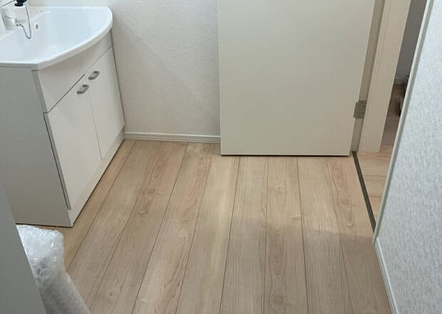 【脱衣場】多くの戸建て住宅で見かける洗面脱衣所は、洗面台と洗濯機が2畳ほどのスペースに並べられていて、洗面所が脱衣所を兼ね備えている間取りが一般的です。お客様が利用することもある、パブリックな空間でもあります。