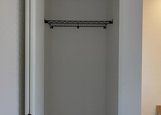 【玄関収納】玄関収納は、靴や傘、コートなどをスッキリと収納できるだけでなく、来客時に見せる顔となるため、家の顔とも言えます。収納量だけでなく、デザイン性も重視したいところです。ミラー付きの収納であれば、外出前の身だしなみチェックにも便利です。