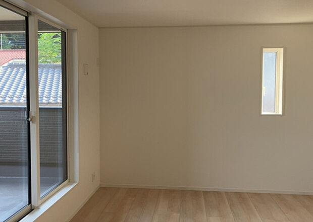 【洋室】洋室のメリットは重い家具が置きやすく、身の回りが整理しやすいことです。 床がフローリングのため畳とは異なり凹みにくいです。 クローゼットなど収納が豊富で、普段使わない旅行カバンや服の整頓も簡単にです。