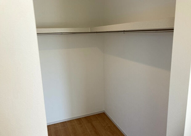 【ウォークインクローゼット】ウォークインクローゼットがあれば、クローゼット内でコーディネートが完成できますし、季節の変わり目に行う衣替えの手間も省けます。また、スーツケースなど大きいものもしまうことができ使い勝手がよいです。